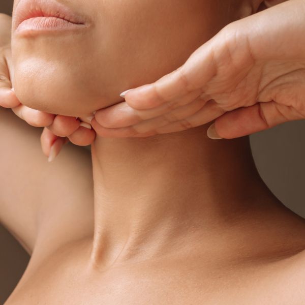 morpheus8 patient model resting her fingers under her chin