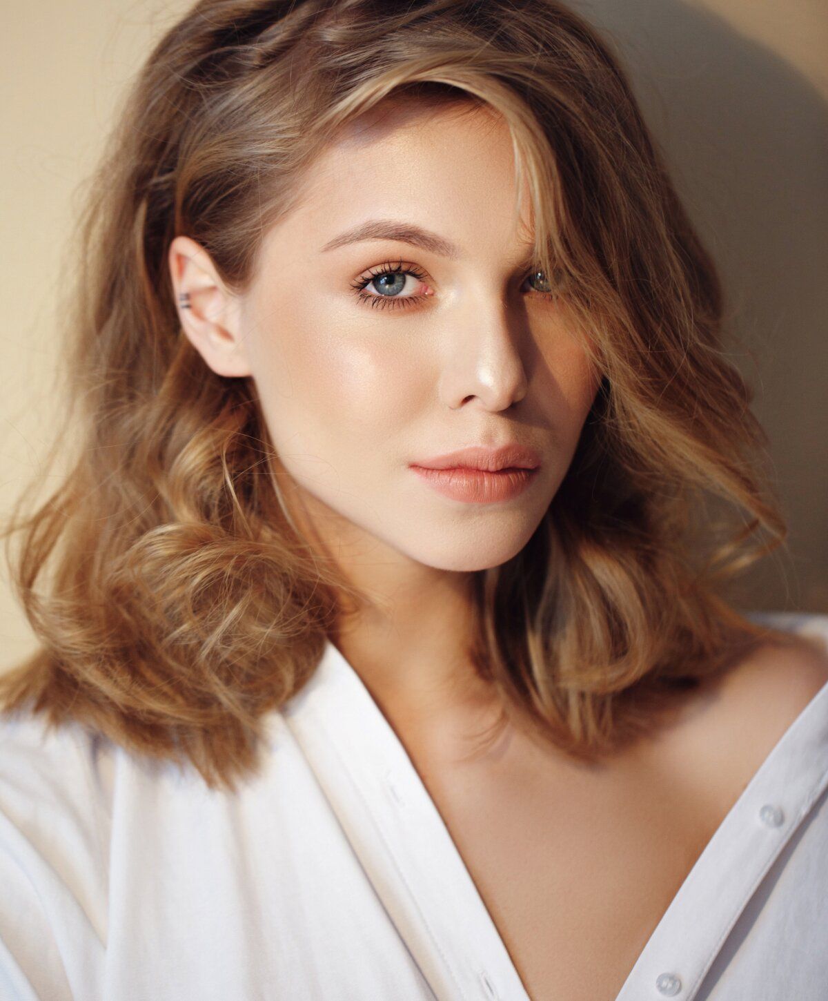 botox patient model with stylish, wavy hair.