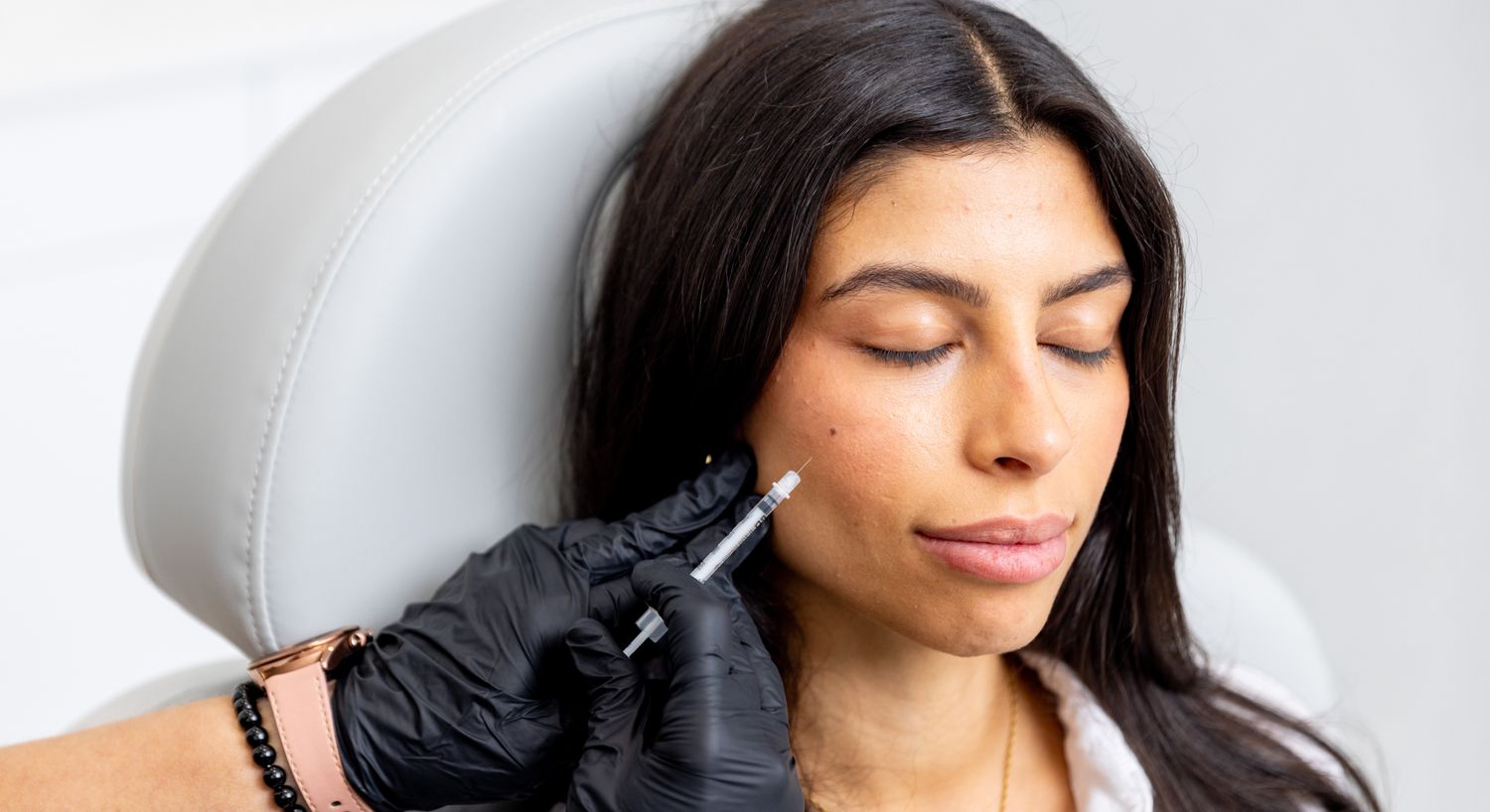 Jeuveau patient model receiving an injection in her cheek